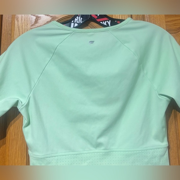 Fabletics Avah Color Block Cut Off Sleeve Crop Top Green Medium - Picture 5 of 7